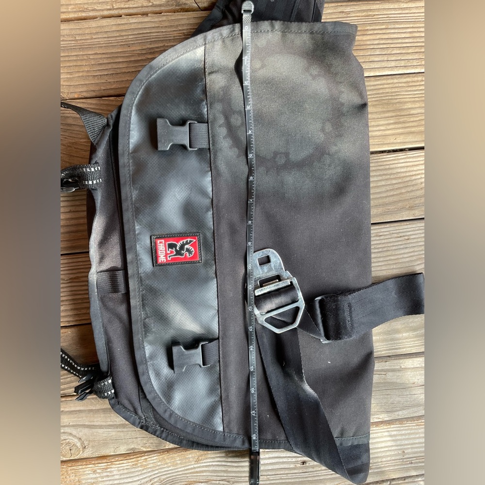 Sleek Black and Gray Messenger Bag - Picture 5 of 7